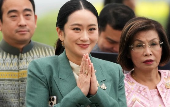 Thailand ge dhusthooree court in egaumuge boduvazeeru Shinawatra suspend koffi