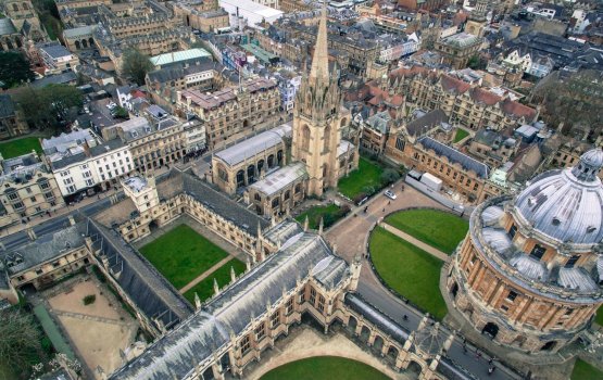 Oxford aai Cambridge in raajje ge dharivarunnah jaaga hoadhaidhenee