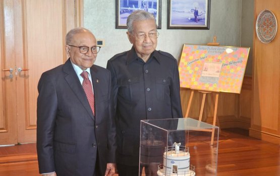 Mahathir ge 100 vana ufandhuvahuge hadhiya akah Maumoon dhevvee Munnar ge model eh