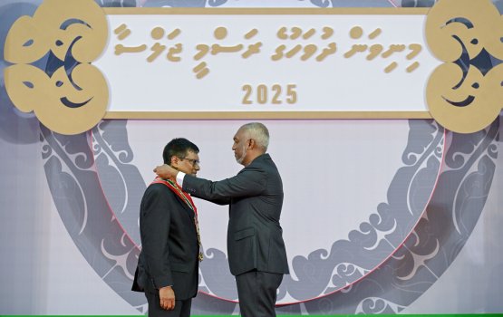 Kureege uhthama fadiyaaru Muthasim ah dhaulathuge izzaiy aruvaifi