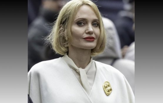 Angelina mifaharu fenunee mulhin thafaathu gothakah!