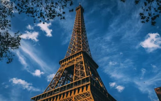 Anna aharu Paris ge mash'hooru Eiffel Tower nahthaalanee?