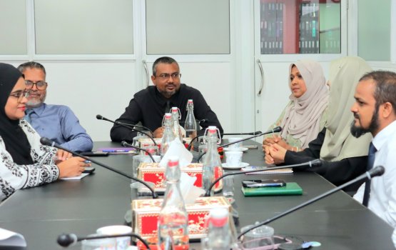 Media commission ge raees ah 59,000 rufiya.adhi naibu akah 48,000 rufiyaa