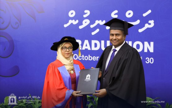 Dhivehi bahun furathama PHD haasil kurevvi beyfulhakah Dr. Aminath Zahir