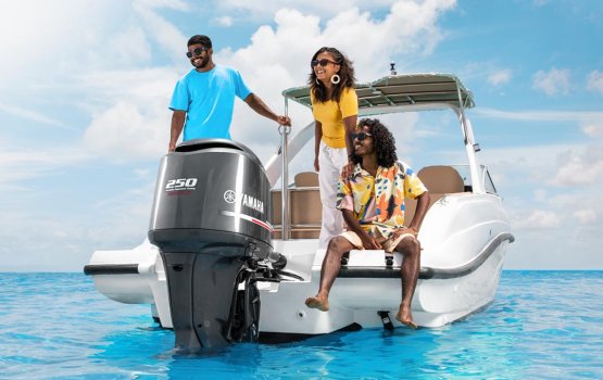 Dhiraagu in dhey  2 speed boat hoadhumuge furusath 2 guna kurumah baakee 3 dhuvas