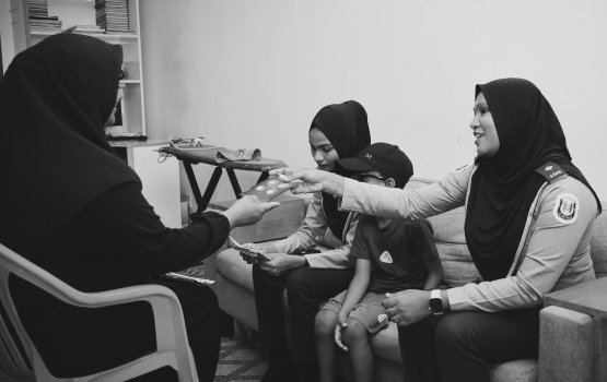 Aniya in rakkaatherikurumuge amuraa hilaafuvaa minavru ithuru: Fuluhun