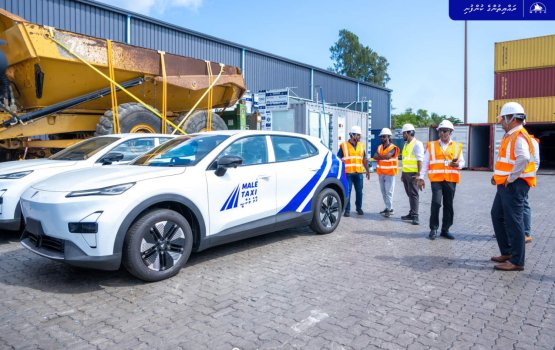 Inthikhaabaa dhimaakoh sarukaaruge taxi khidhumai fashan car thah genesfi