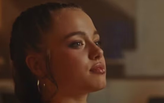 Brad aai Angelina ge dharifulhu Shiloh ge music video eh!