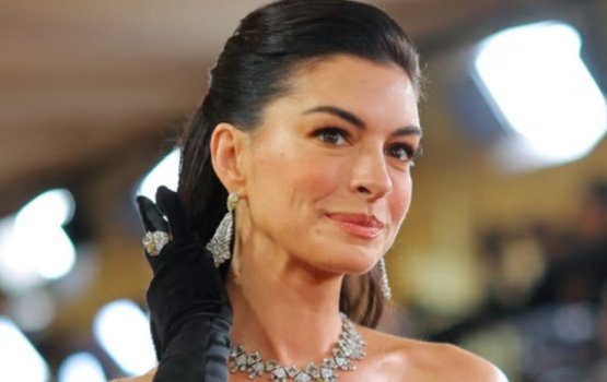 Aharu ge enme reethi thareege sharafu Anne Hathaway ah!