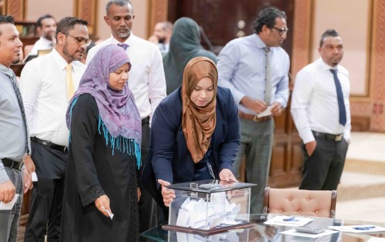 Majlis naib raees hovi vote gai PNC ge baeh membarunge vote MDP ah!