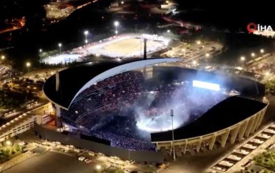Boycott kuran govi govun thakaa eku ves Kanye ge kaamiyaabu concert eh!