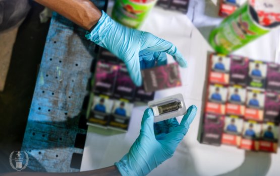 Chips dhalhaai choclate packet thakehgai vagah genai gina adhadheh ge vape athulaigenfi