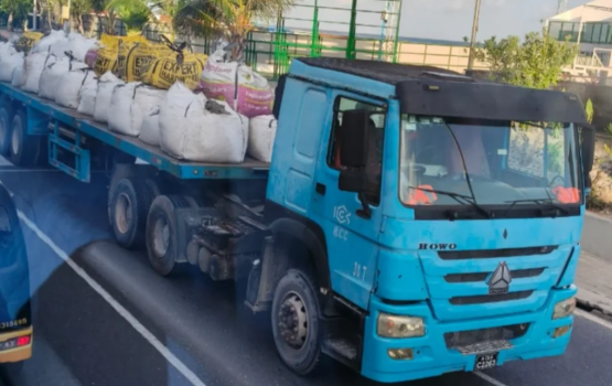 Accident vi meeha niyaavee Trailer lorry ehga dhashuvegen