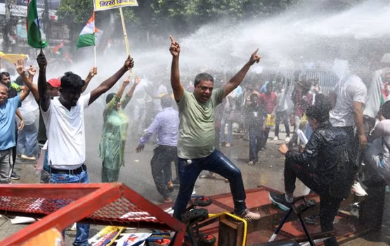 India gai anekkaves zuvaanunge muzaaharaathakeh, fuluhunnaa kurimathilunthakeh hingi