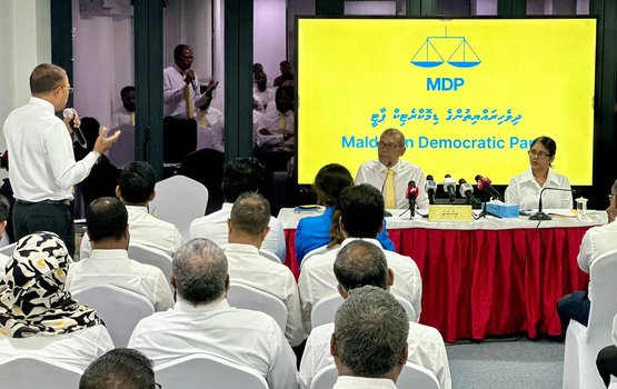 Raees Muizzu isthiufaa dhen dhen silsilaa muzaaharaa thakeh kuran MDP in faas koffi