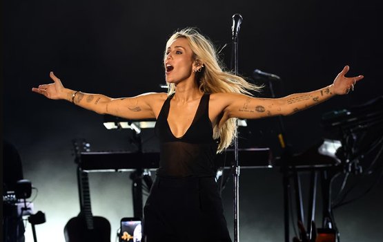 Hollywood Bowl concert aa eku amaazuvi faadukiyun thakah Miley ge hoonu rahdheh! 